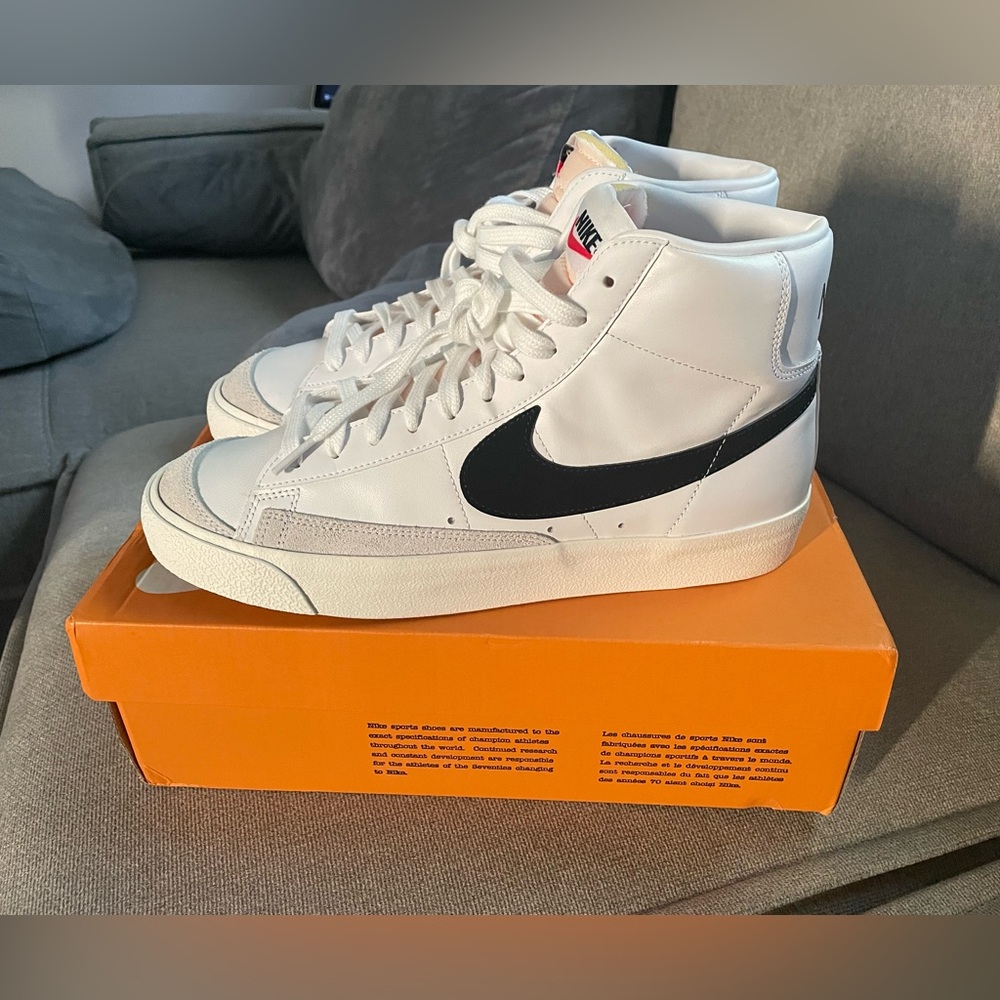 Nike W Blazer MID 77 in white and black in Men’s 9/Women’s 10.5